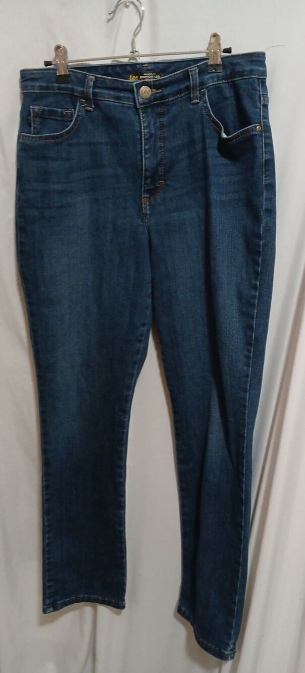 Lee Jeans Women Size Relaxed Straight  Hi Rise  size 6 measures 28x29